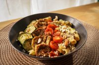 Pasta italiana con vegetales grillados