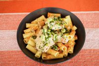 Pollo con salsa de cebollas tiernas